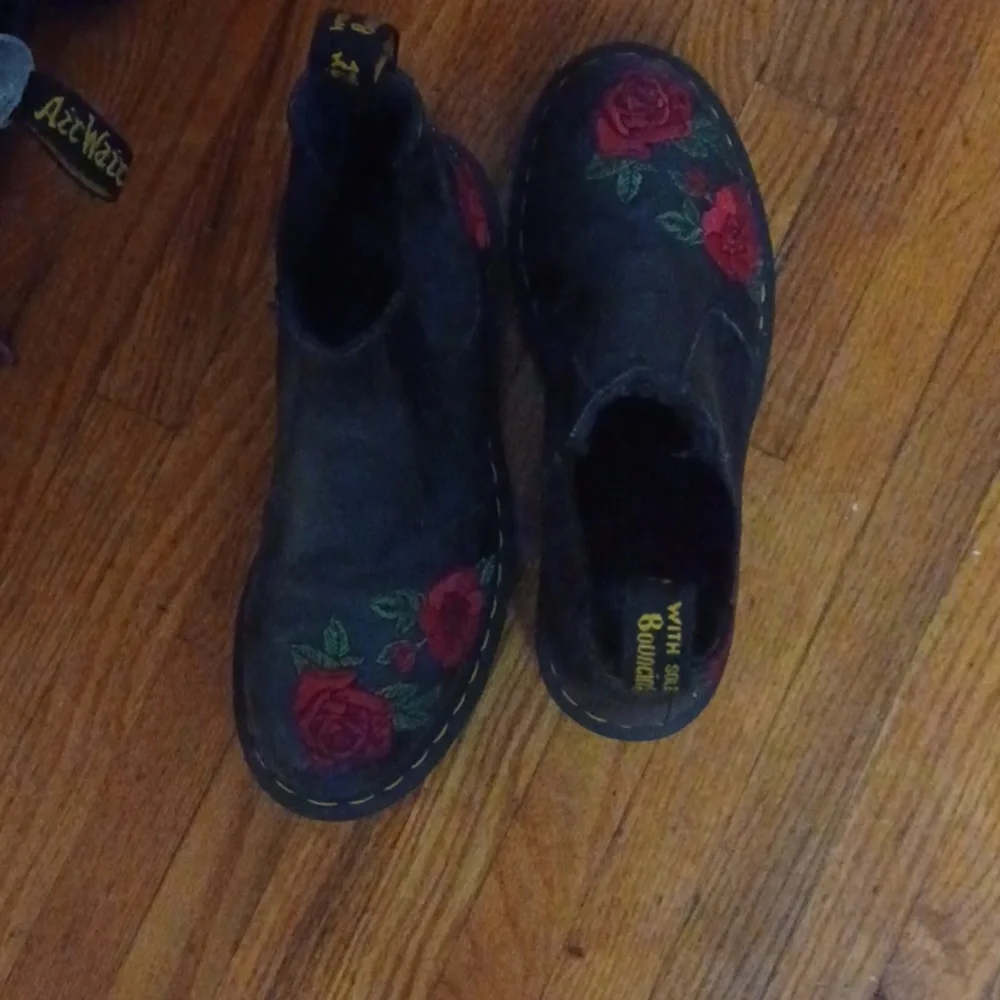 Dr Martens 2976 Vonda Chelsea Boot Embroidered Floral Roses Women’s 7 Pull On - Picture 1 of 2
